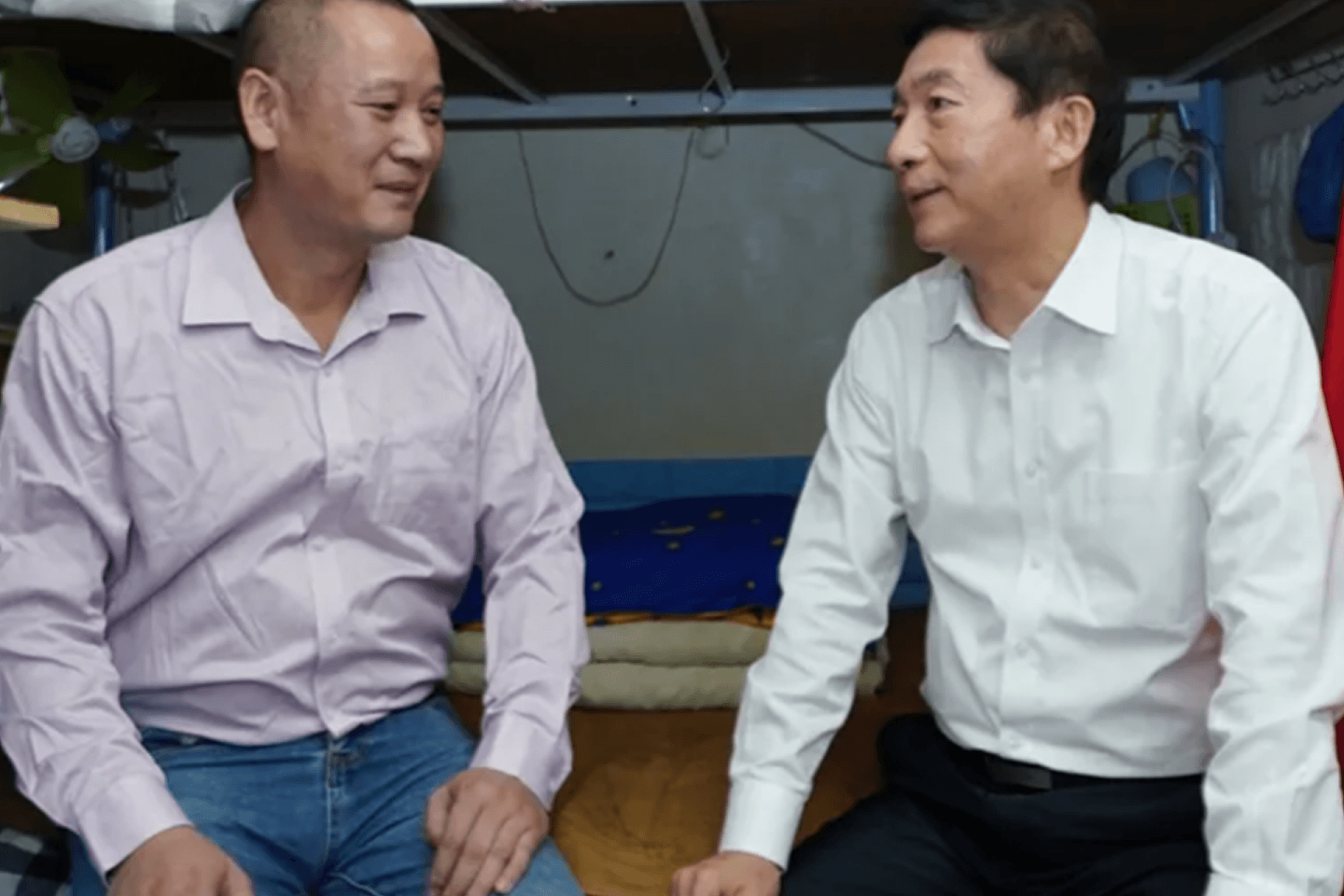 骆惠宁（右）探访劏房住户区，与香港市民交谈。 （香港中联办官网）