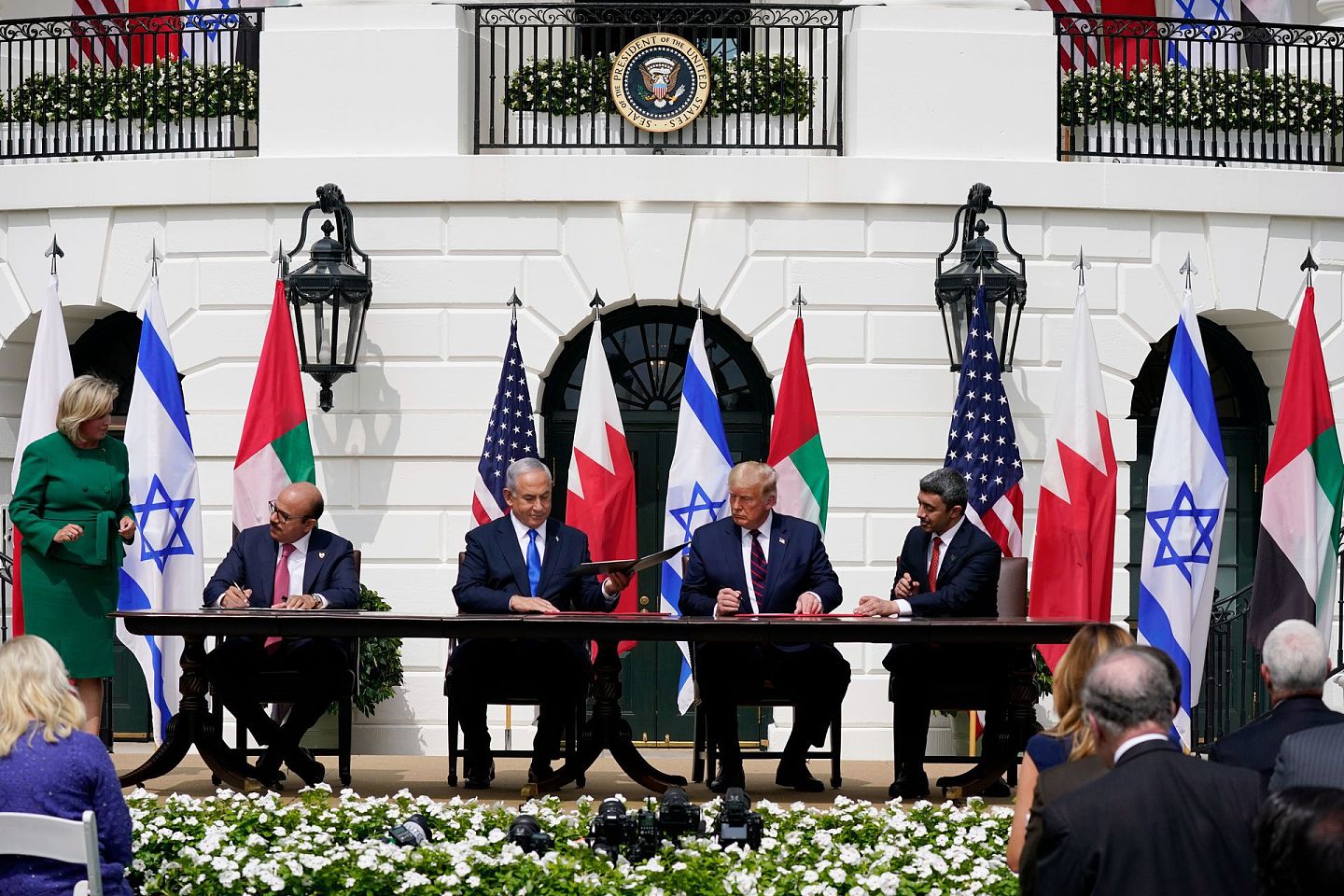 美国总统特朗普9月15日在白宫主持以色列与阿联酋和巴林关系正常化协议的签署仪式。 （AP）