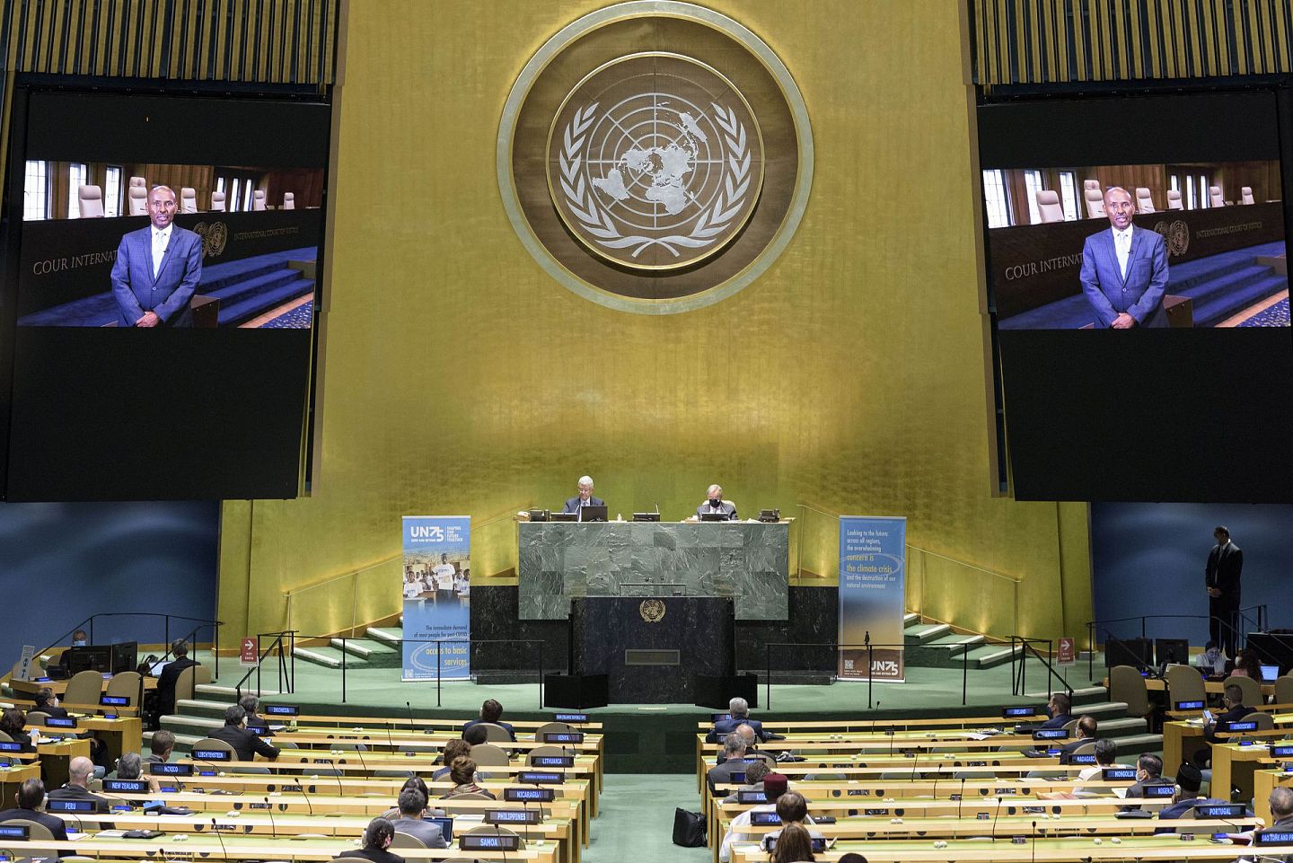 2020年9月21日，联合国大会以视频的形式举行了纪念该组织成立75周年大会。来自土耳其的联合国大会主席博兹基尔（Volkan Bozkir）坐在讲台左侧，在联合国大会上发表演讲。（AP）