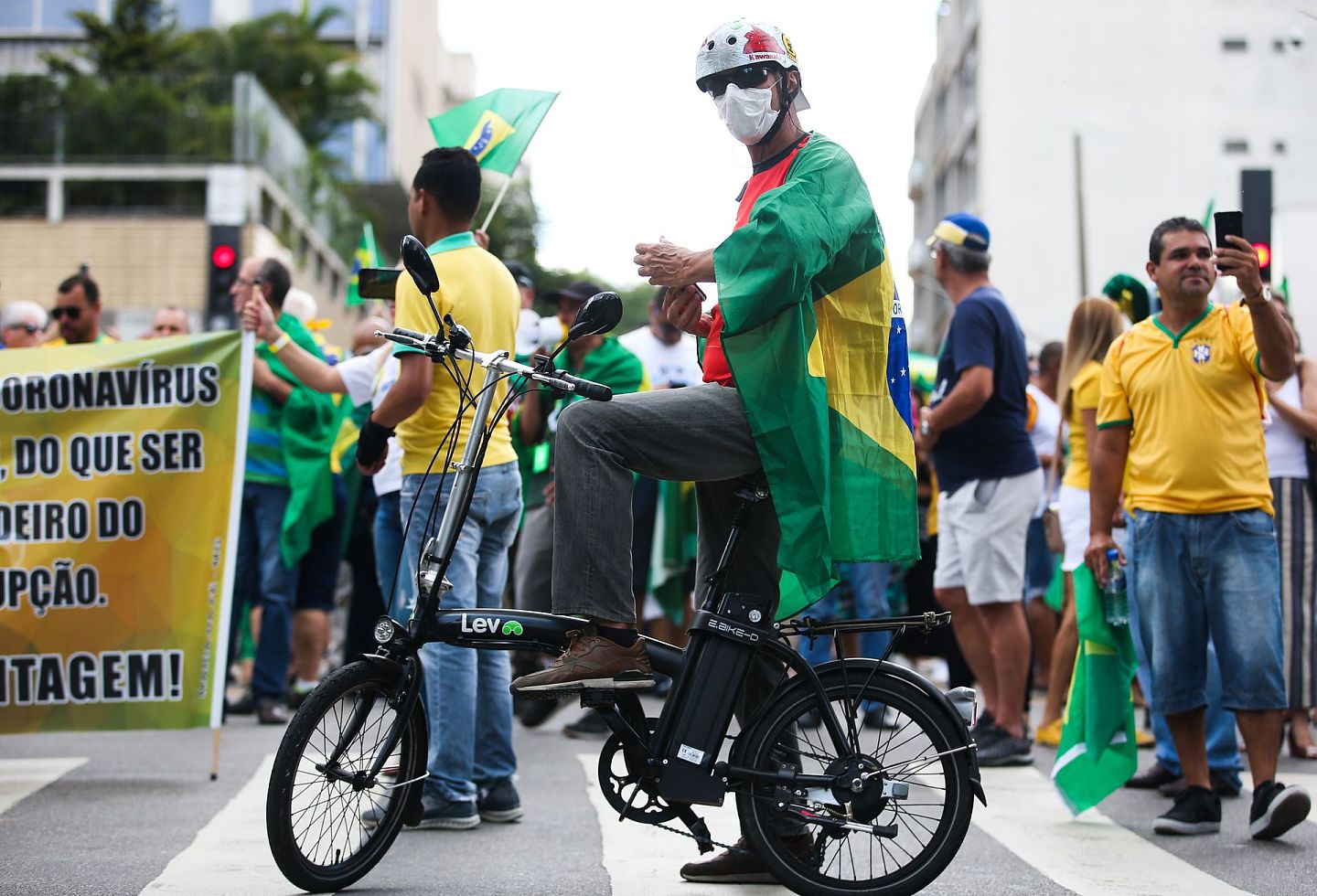 巴西圣保罗（Sao Paulo），民众上街参加支持总统博尔索纳罗（Jair Bolsonaro）的集会。（Getty Images）