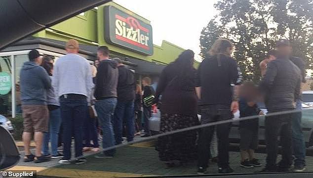 澳Sizzler因疫情关闭所有门店，大批澳人排队享用最后一餐！顾客直呼遗憾（组图） - 2