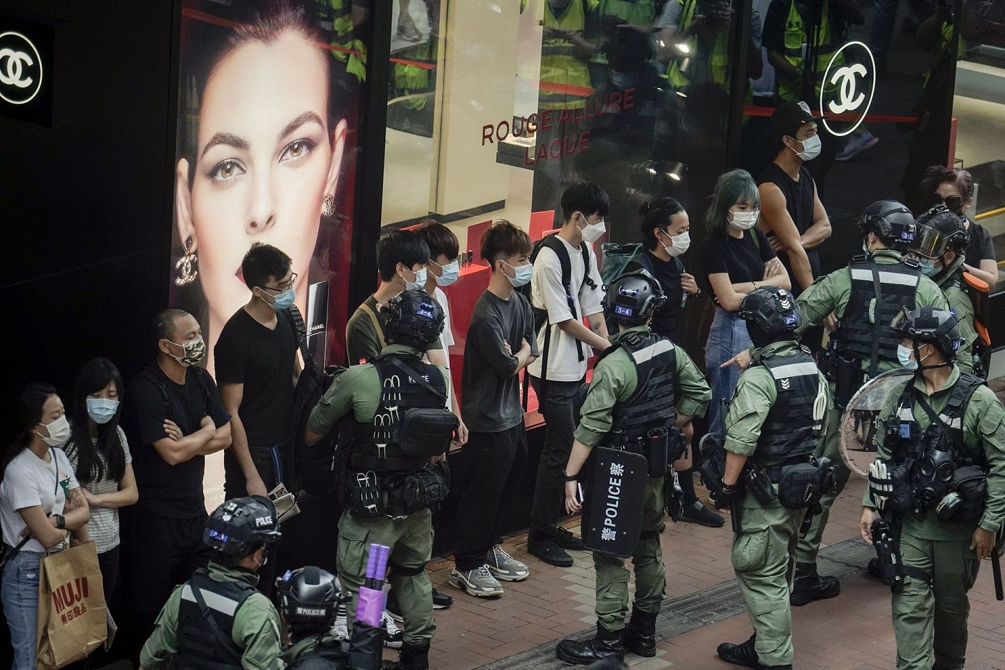 2020年10月1日，香港警察在铜锣湾检查行人。 （AP）