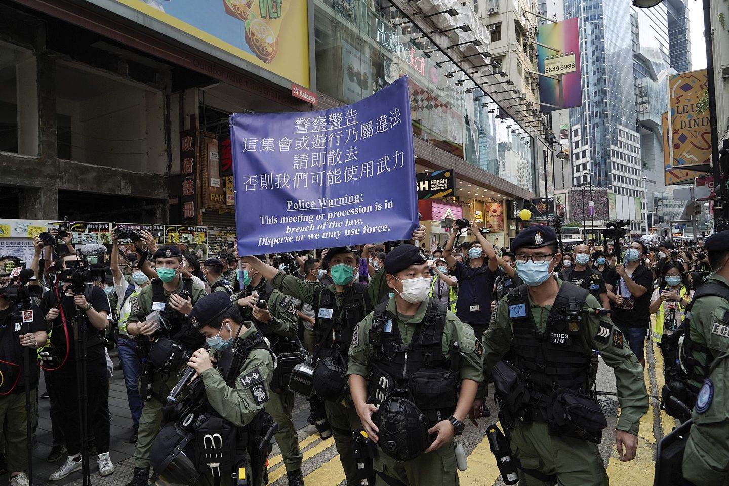 2020年10月1日，香港警察在铜锣湾警告民众，禁止集会游行。 （AP）