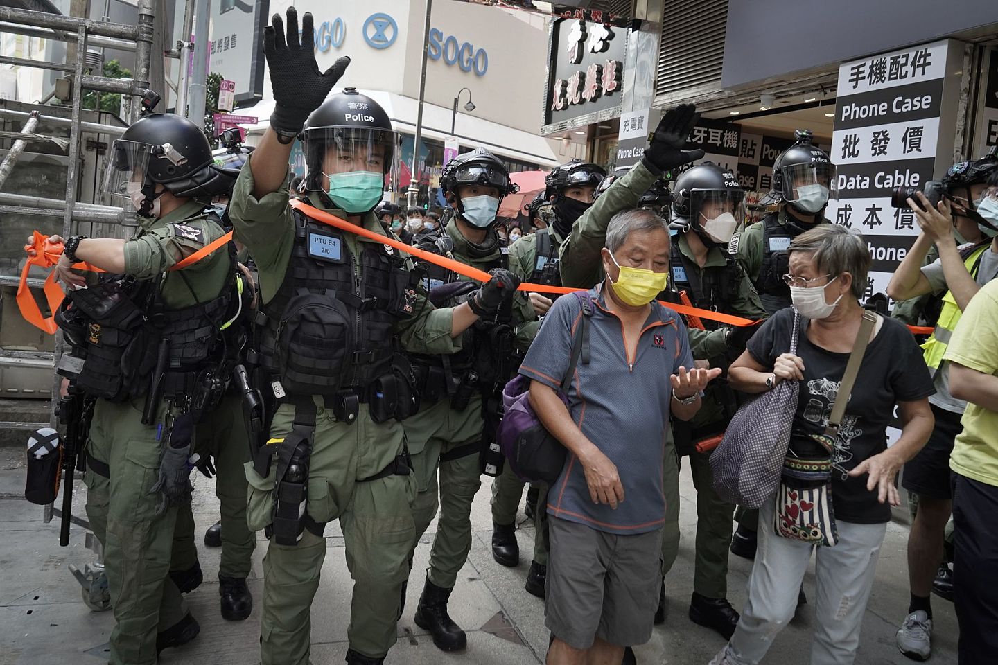 2020年10月1日，香港警察在铜锣湾设置警戒线，一些民众被拦下禁止通过。 （AP）