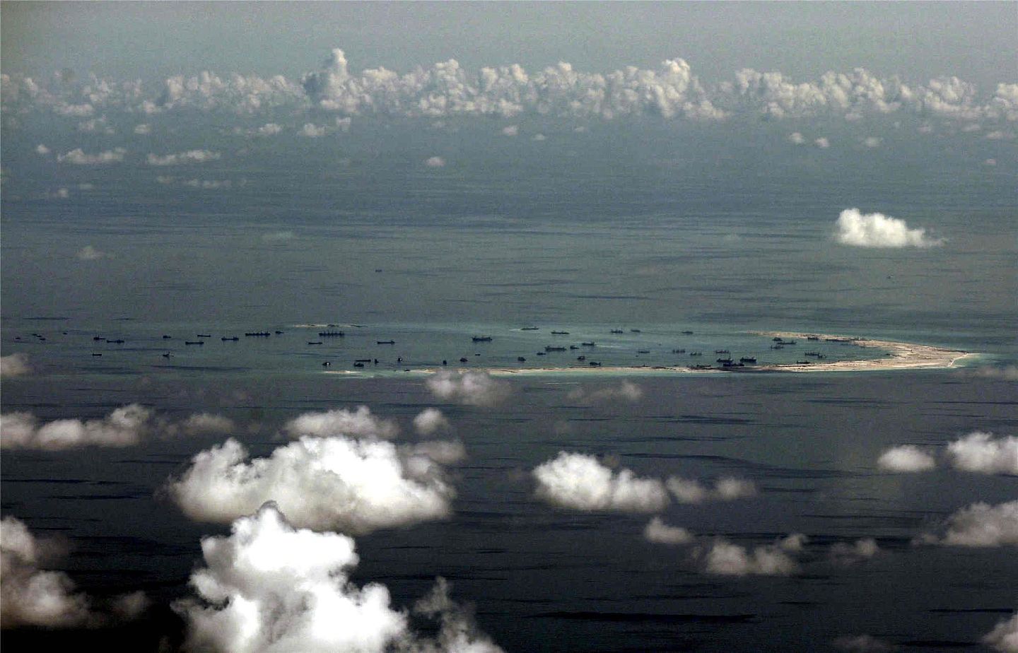 但是对美国为首的西方世界来说，自2015年之后，南海的局面就随中国造岛等而大变，图为当年5月11日的空中侦察照片，显示正在处于工程状态的南海岛礁。（路透社）