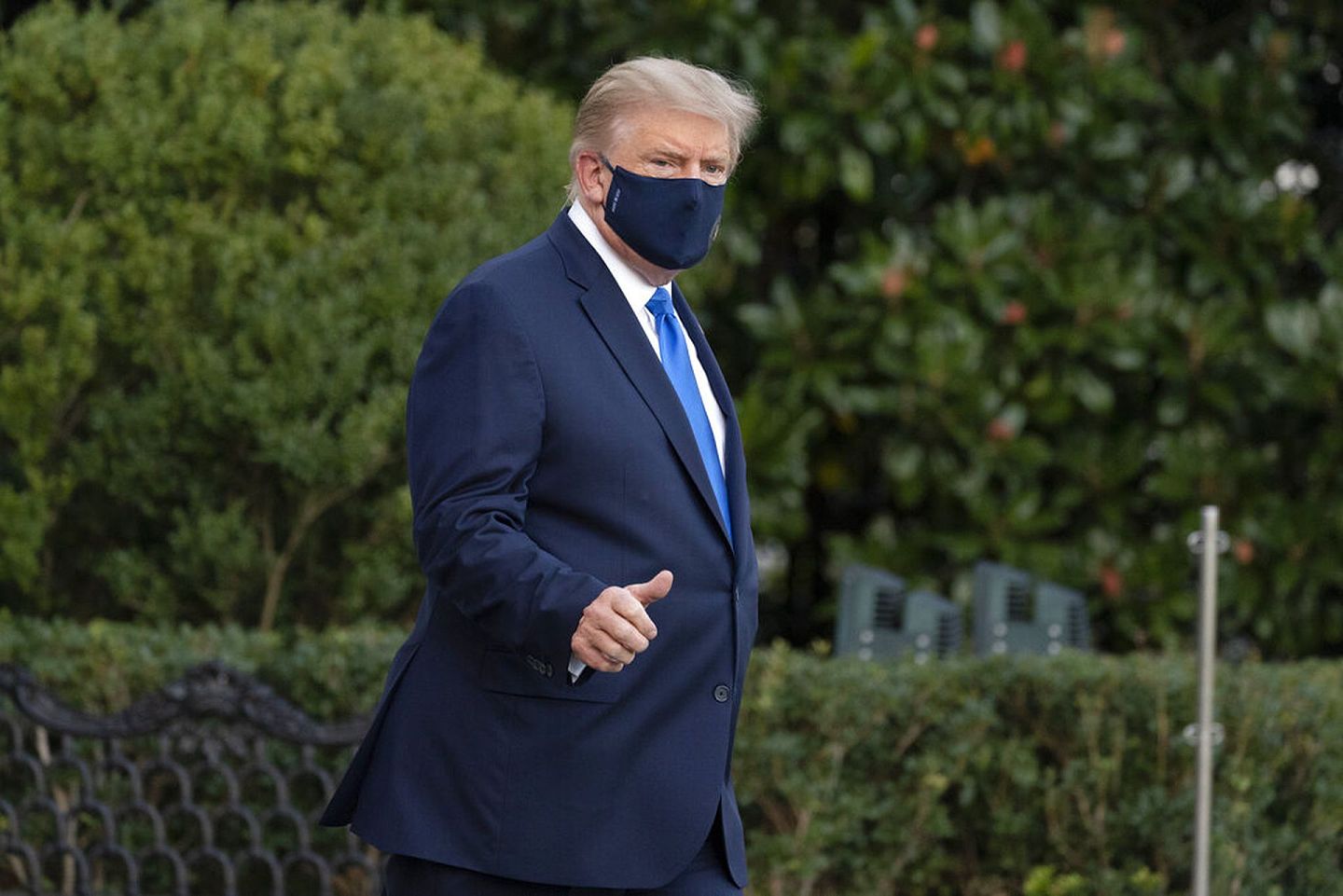 特朗普确诊：特朗普10月2日离开白宫，前往里德国家军事医疗中心。他可以自行行走，并向举机拍照的记者举起拇指，看来是示意自己情况良好。（AP）