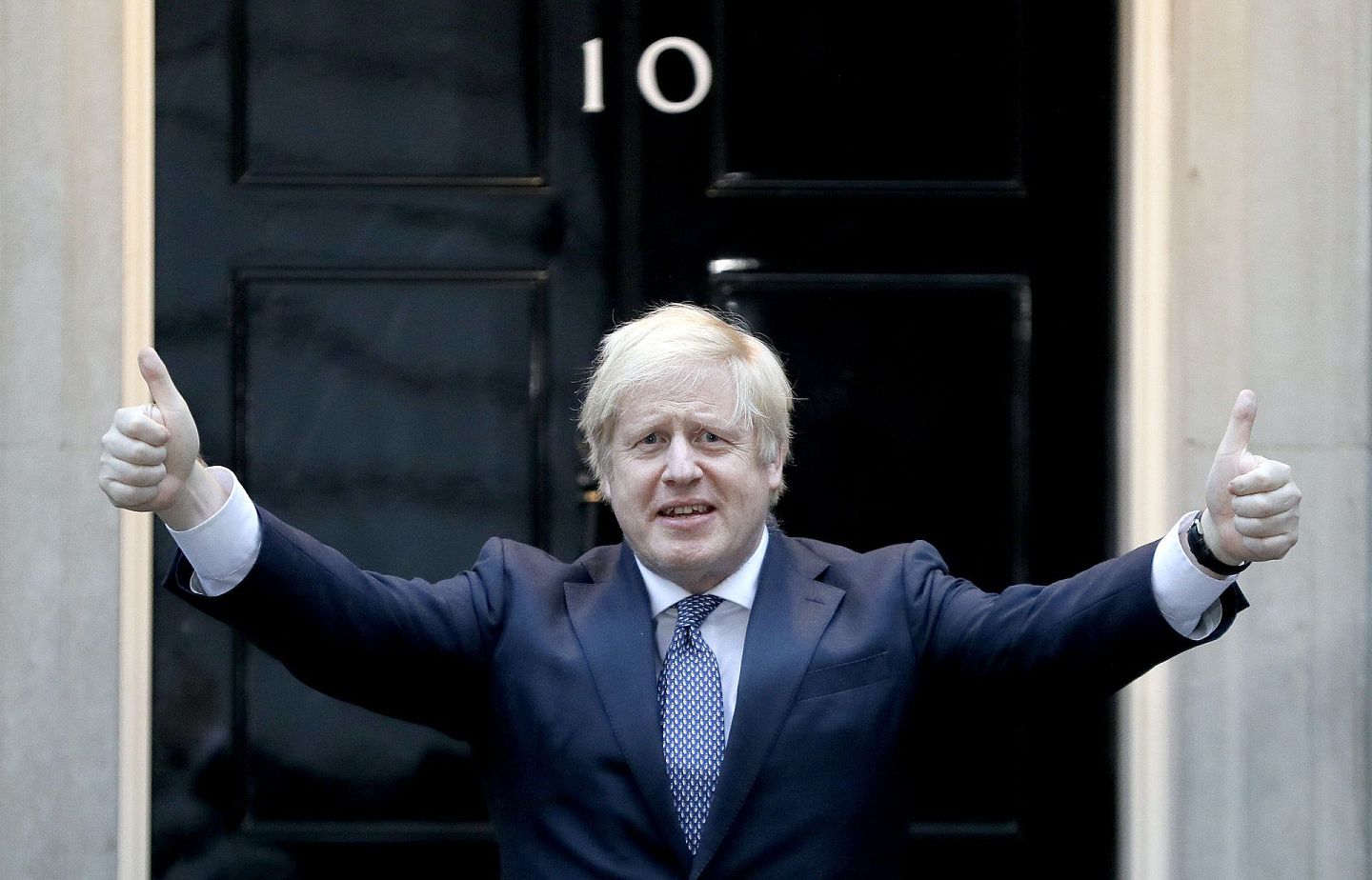 4月30日，约翰逊病愈返回首相府继续工作，他在首相府门外竖起大姆指。（AP）