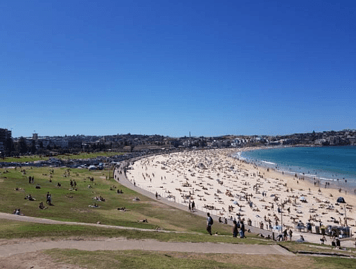 气温持续上涨，悉尼海滩涌入上千人！市议会警告：或再次关闭海滩（组图） - 2
