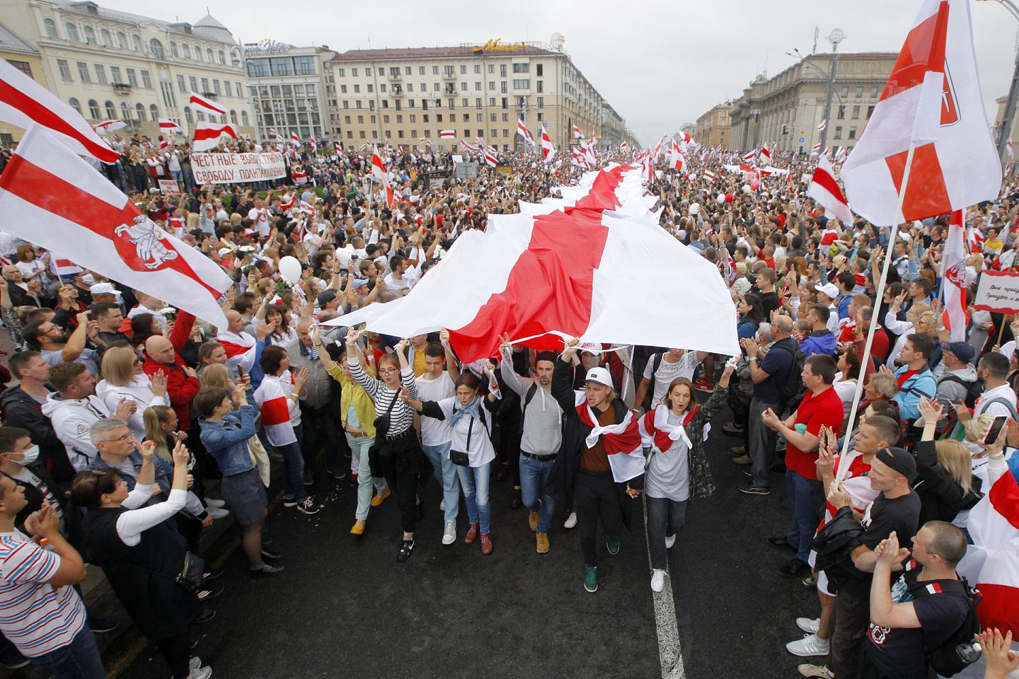 2020年8月23日，白俄罗斯首都明斯克，近20万名民众聚集在卢卡申科官邸附近的独立广场及独立大道一带举行游行集会。（Dmitri Lovetsky/美联社）