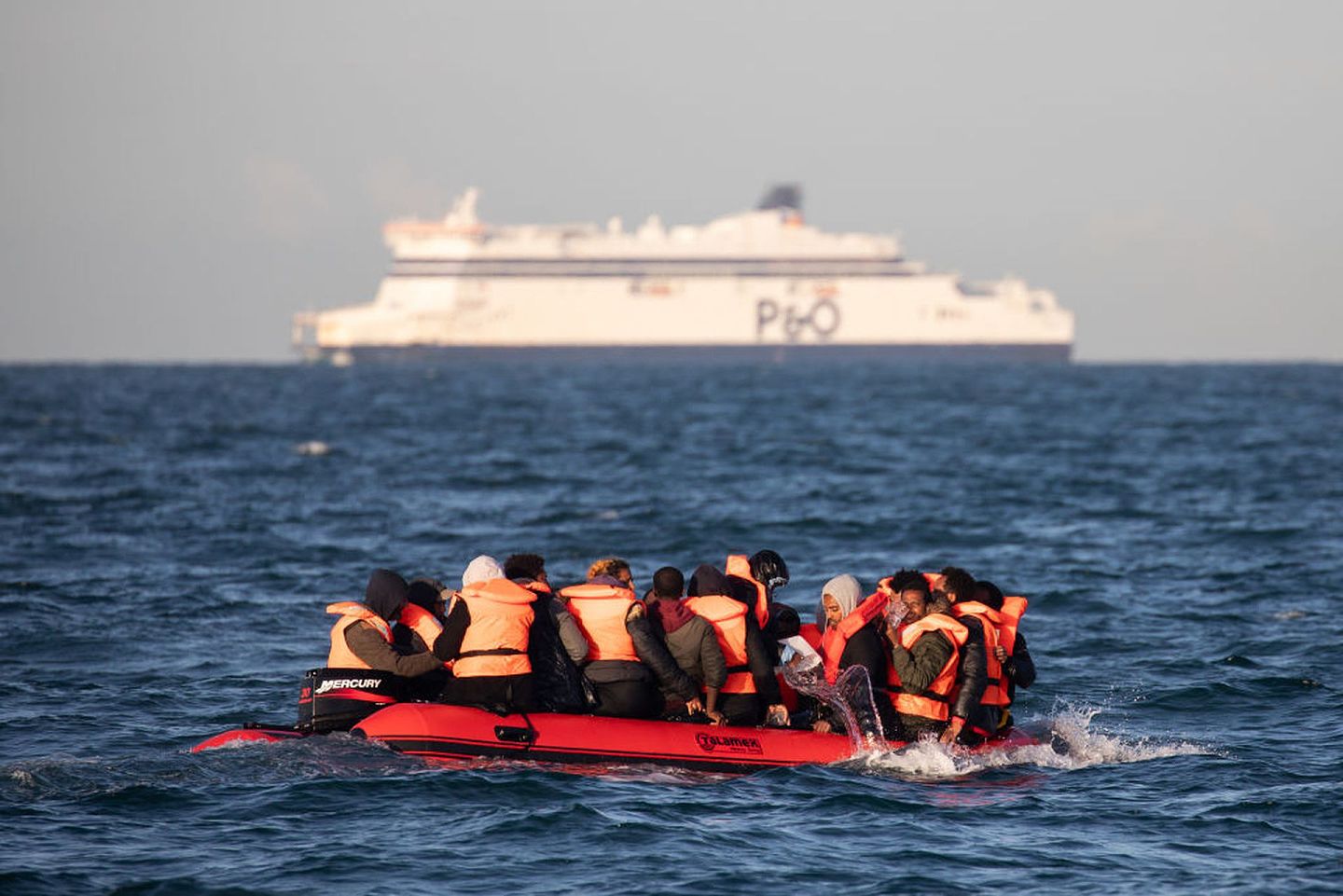 英拟拒绝庇护非法入境移民：图为9月7日，数名移民坐在充气船上，企图横渡英吉利海峡。（Getty）