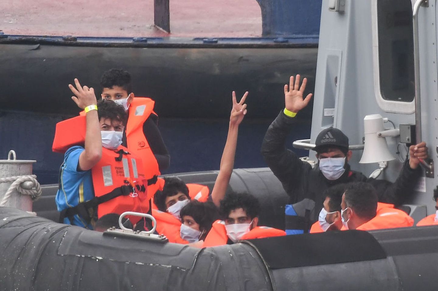 英拟拒绝庇护非法入境移民：图为8月12日，数名移民乘船横渡英吉利海峡，抵达多佛尔一个港口。（Getty）