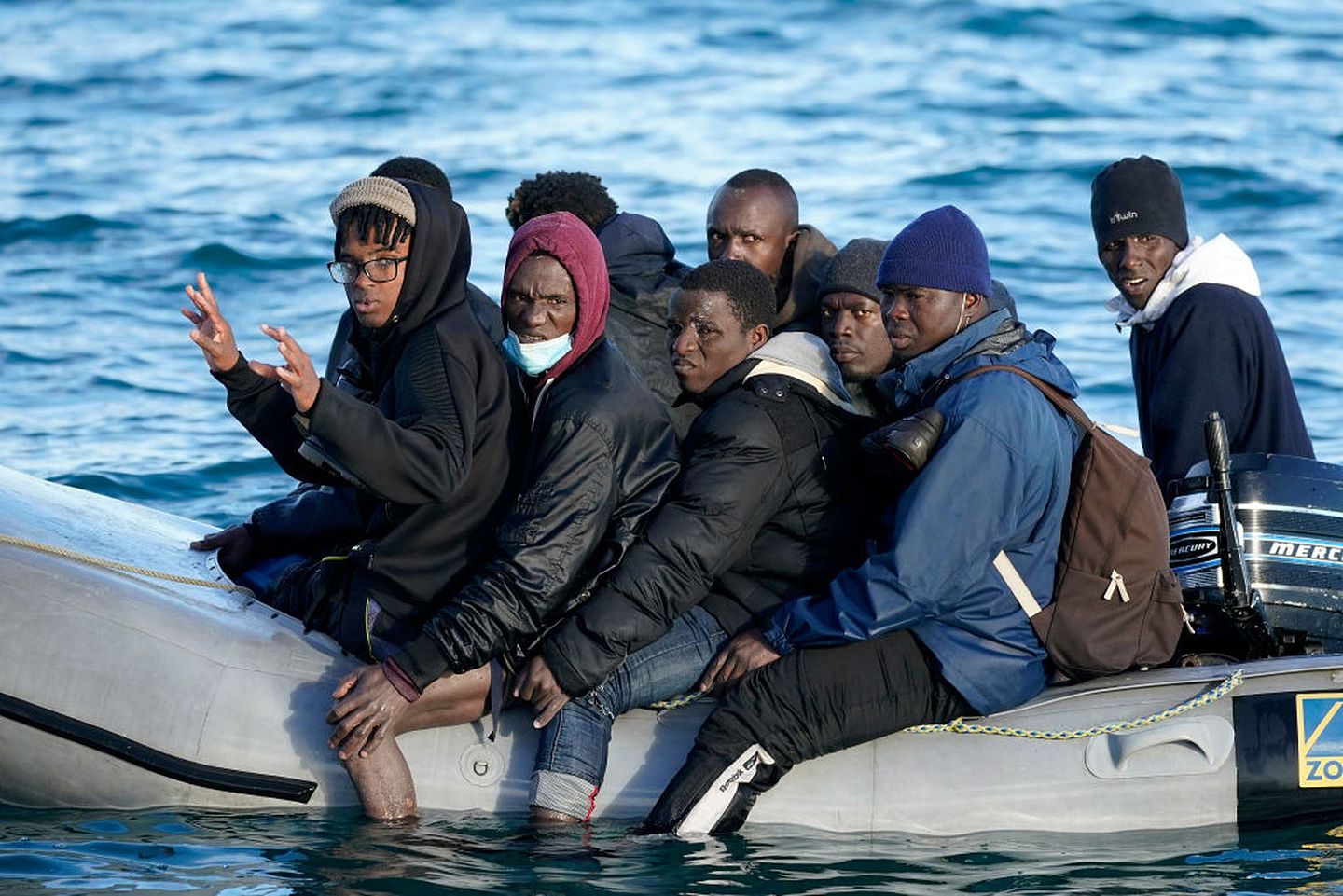 英拟拒绝庇护非法入境移民：图为9月6日，9名移民坐在一艘充气船上，他们因船的引擎损毁而在海上漂流。（Getty）