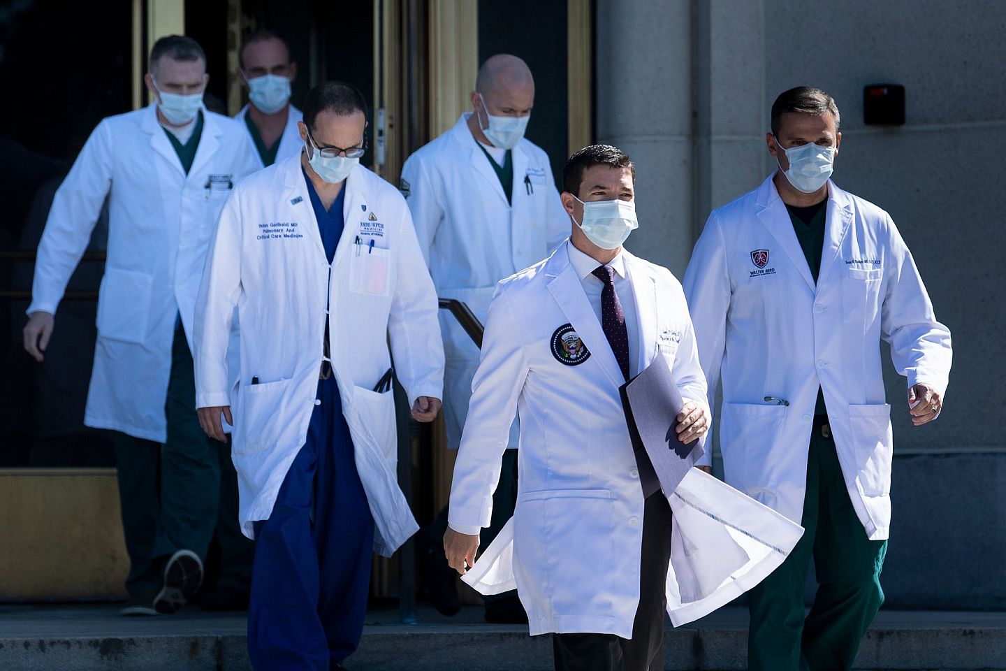 10月3日，特朗普医疗团队前往记者会，介绍特朗普病况。（Getty）
