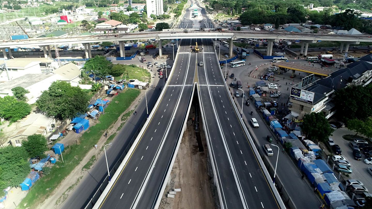 针对第三世界与新兴市场的基础建设进行投资成兵家必争之地，图为中国大陆在“一带一路”倡议下推进与其他国家基础建设合作，图为坦桑尼亚达累斯萨拉姆建设中的乌本戈立交桥项目。 （新华社）