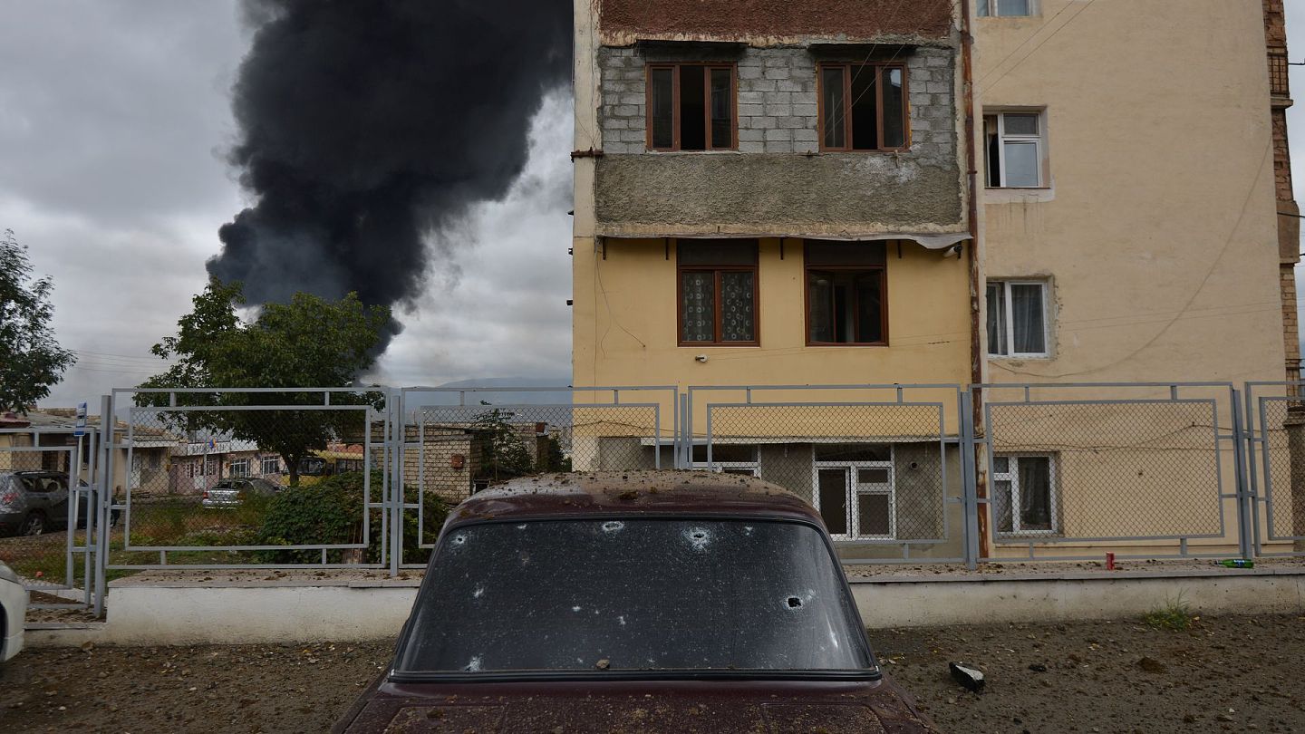 阿塞拜疆与亚美尼亚：图为2020年10月4日，镜头下纳卡地区一处受袭后的景象。 （Reuters）