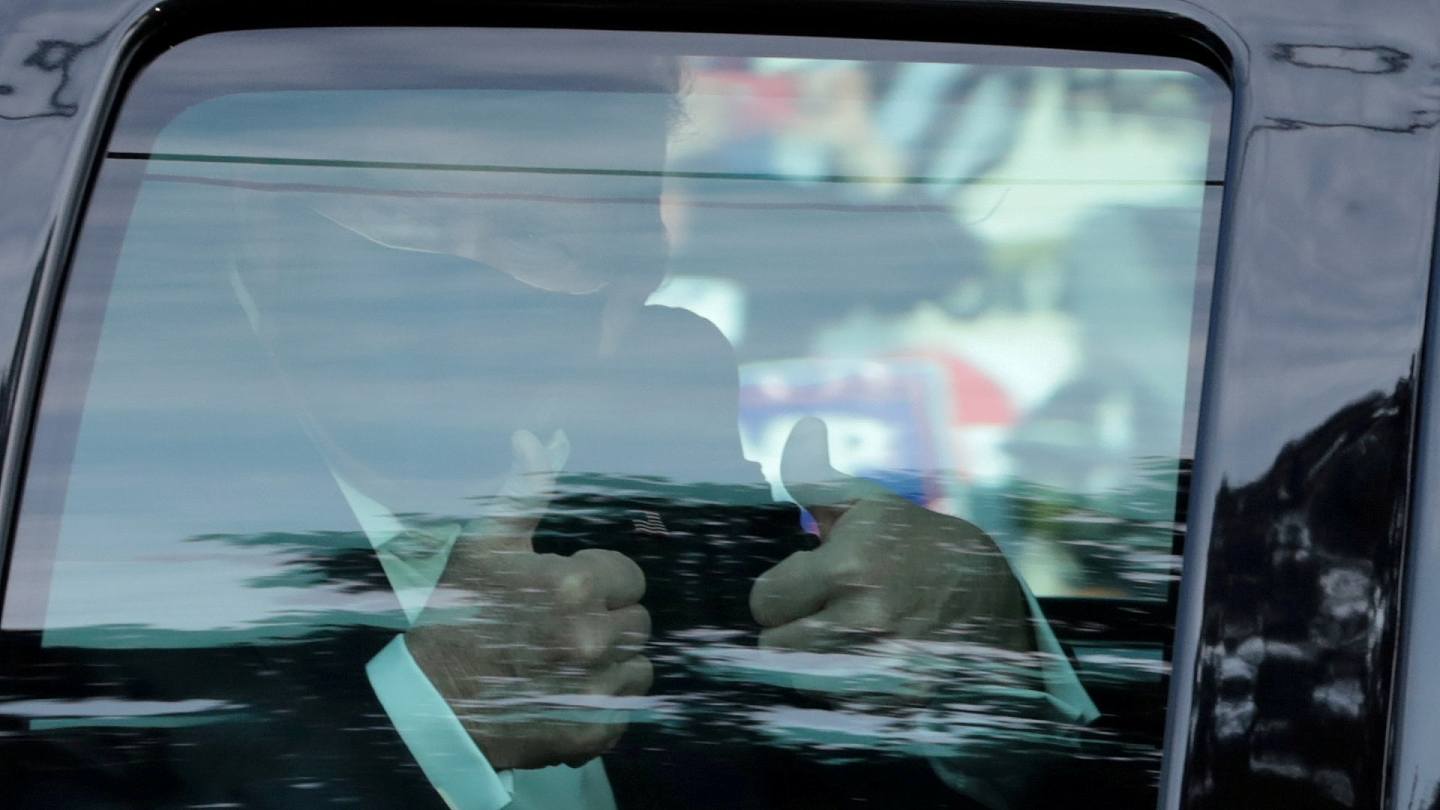 特朗普确诊：图为2020年10月4日，美国总统特朗普乘车在沃尔特里德国家军事医学中心外见支持者。 （Reuters）