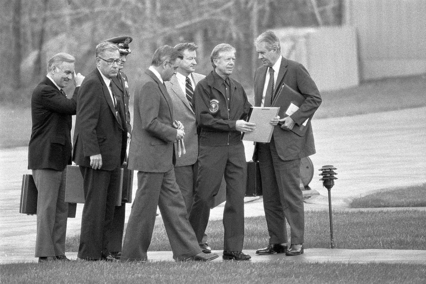 1979年11月23日，戴维营（Camp David），卡特与参谋长联席会议主席、 国防部长、国家安全顾问布热津斯基、国务卿就伊朗事态发展进行评估。 （Getty）