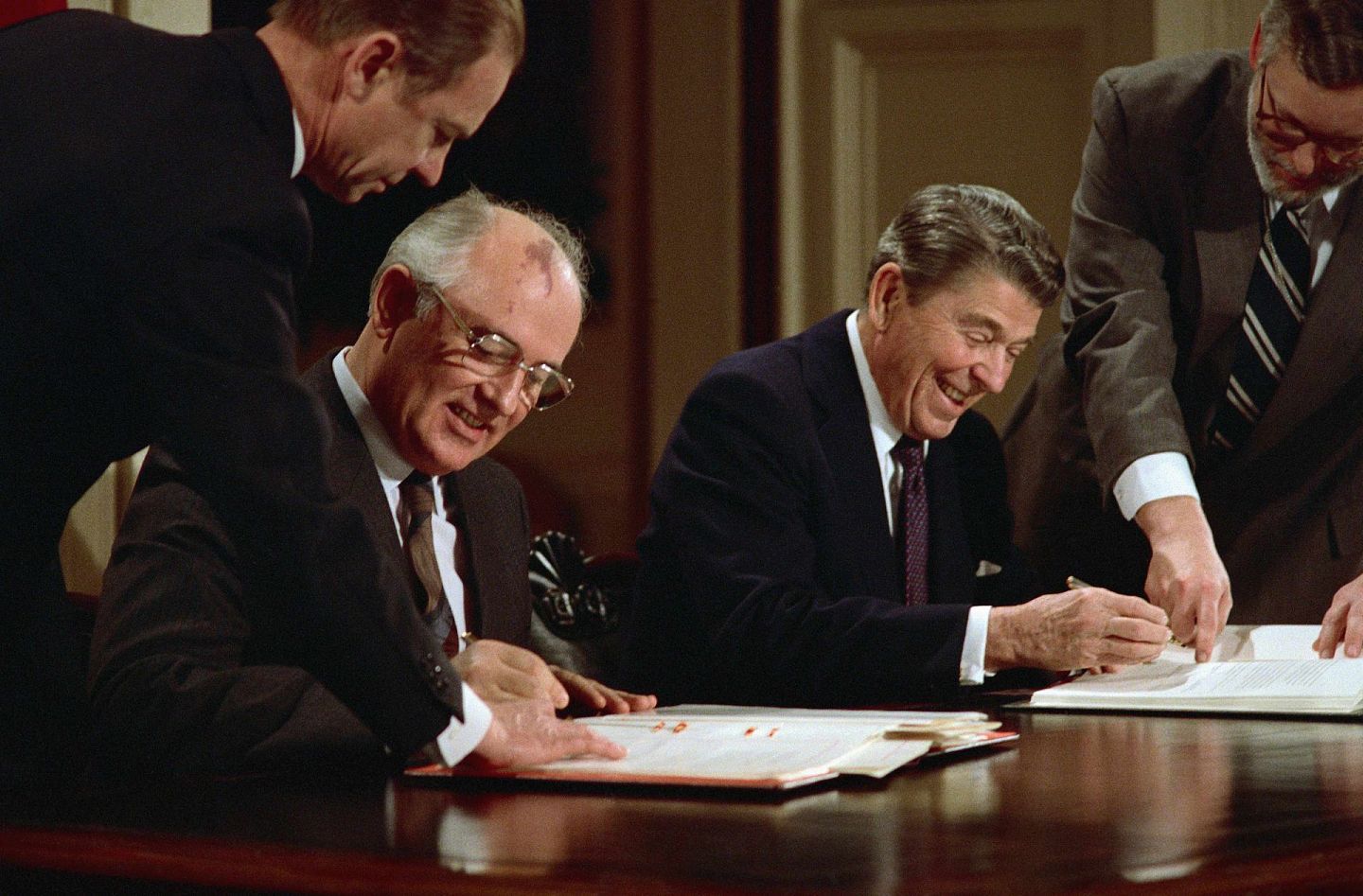 1987年12月8日，美国总统罗纳德·里根（Ronald Reagan）和苏共总书记米哈伊尔·戈尔巴乔夫（Mikhail Gorbachev）在华盛顿签订了《中程导弹条约》。（VCG）