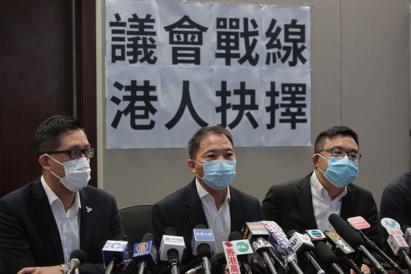香港三权分立之争暴露出北京治港体系和泛民的信任裂痕。图为不久前香港民主党围绕议会内的去留问题召开记者会。（HK01）
