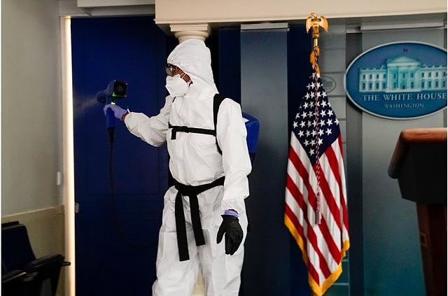 工作人员在白宫新闻发布室进行消毒。