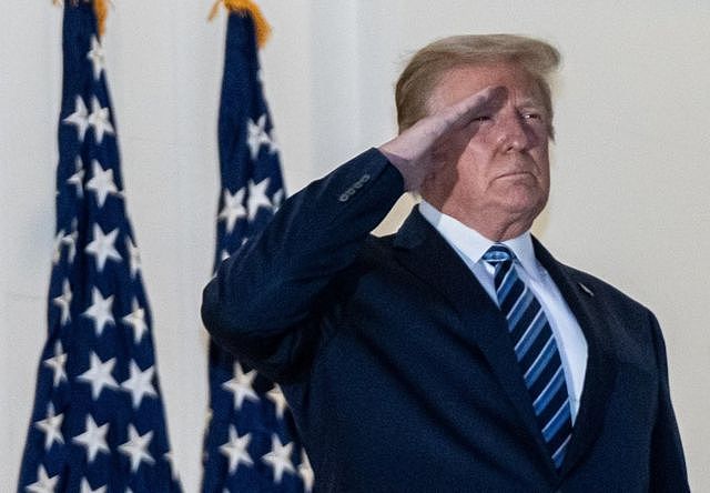 特朗普被拍到独自站在白宫杜鲁门阳台上，他摘下口罩，敬军礼致意。