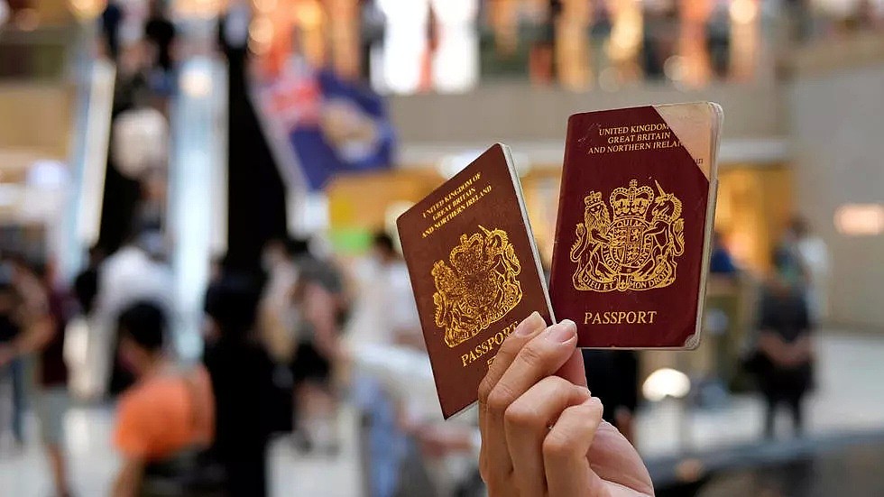2020年6月1日，香港，一些示威者手持英国海外（BNO）护照抗议港版国安法。