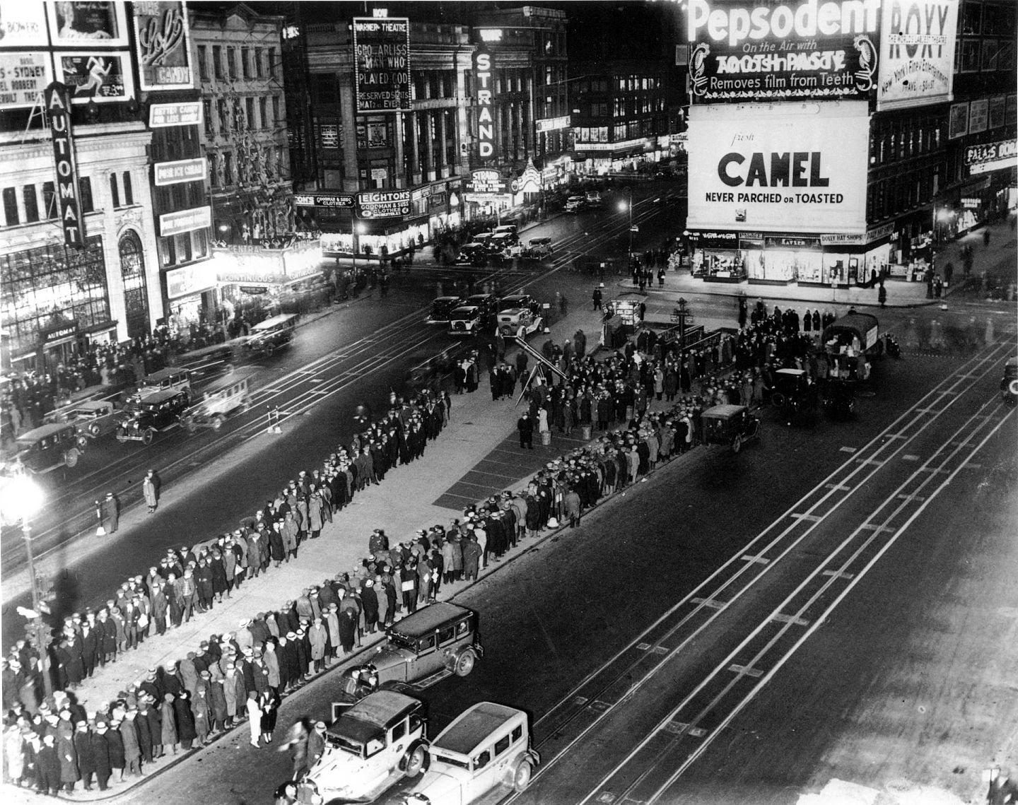 美国经济衰退有可能让1930年代的大萧条重演，图为大萧条时期的1932年2月13日，在纽约时代广场，人们排着长队在百老汇大街上等待配给的三明治和咖啡。（AP）