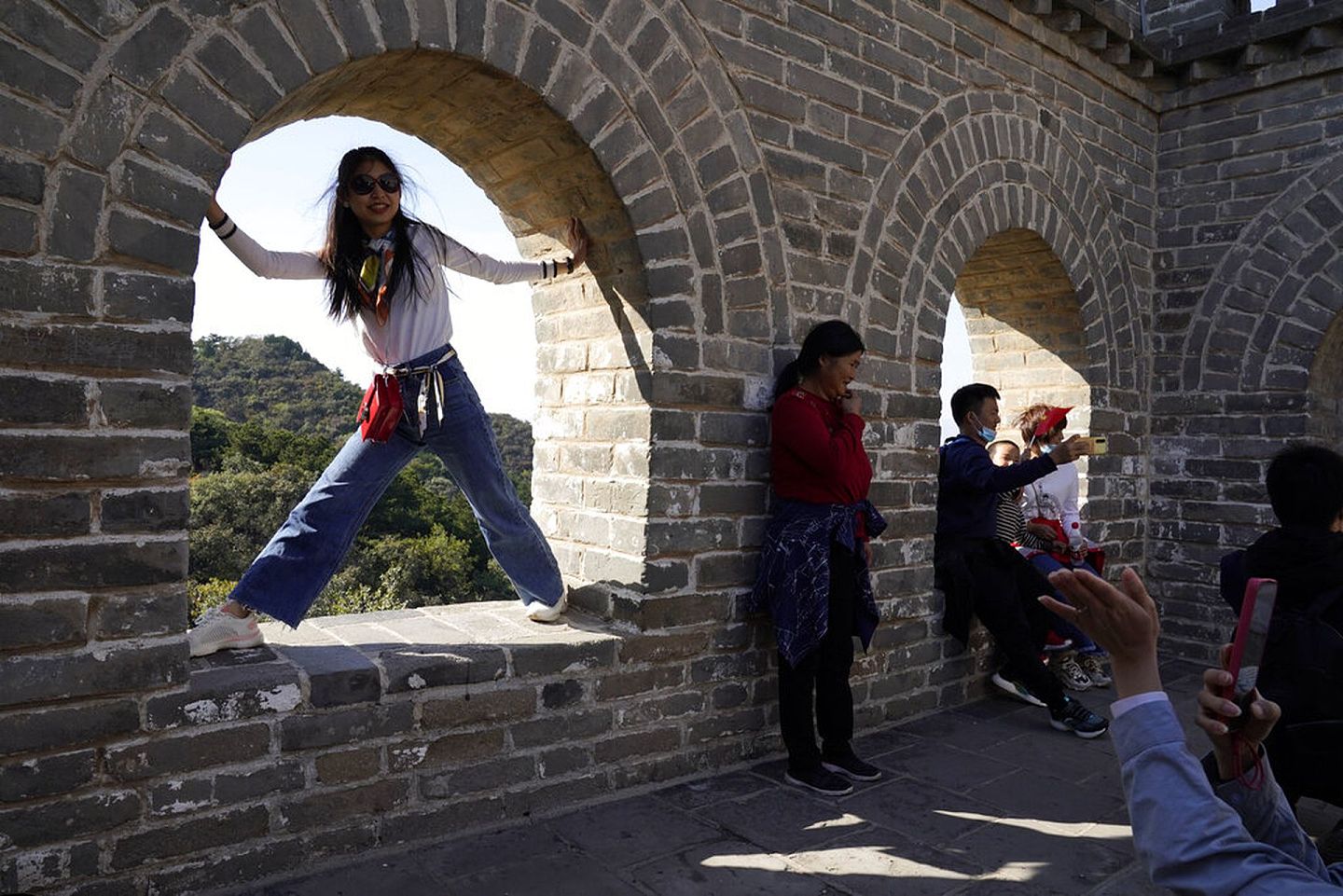 10月6日，游客在中国北京万里长城上拍照（AP）