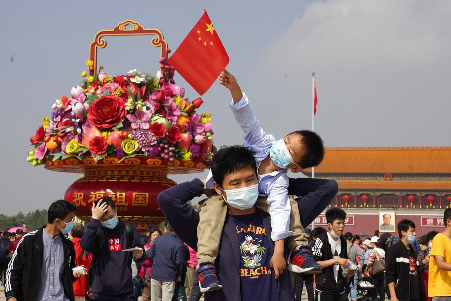 10月1日，游客游览中国北京天安门广场。 （AP）