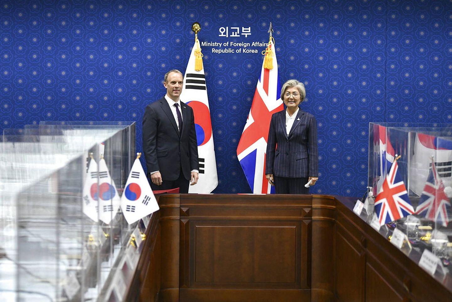 英国外交大臣拉布上任后，不止一次就新疆议题发表意见。 图为9月29日他与韩国外长康京和在首尔会面。 （AP）