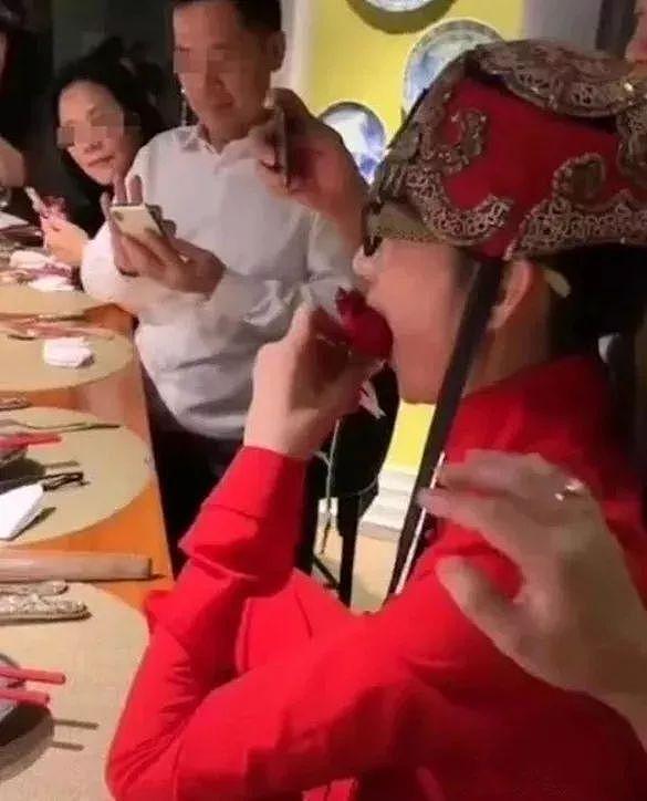61岁杨丽萍近照曝光，手指甲护理一年高达18万（组图） - 7