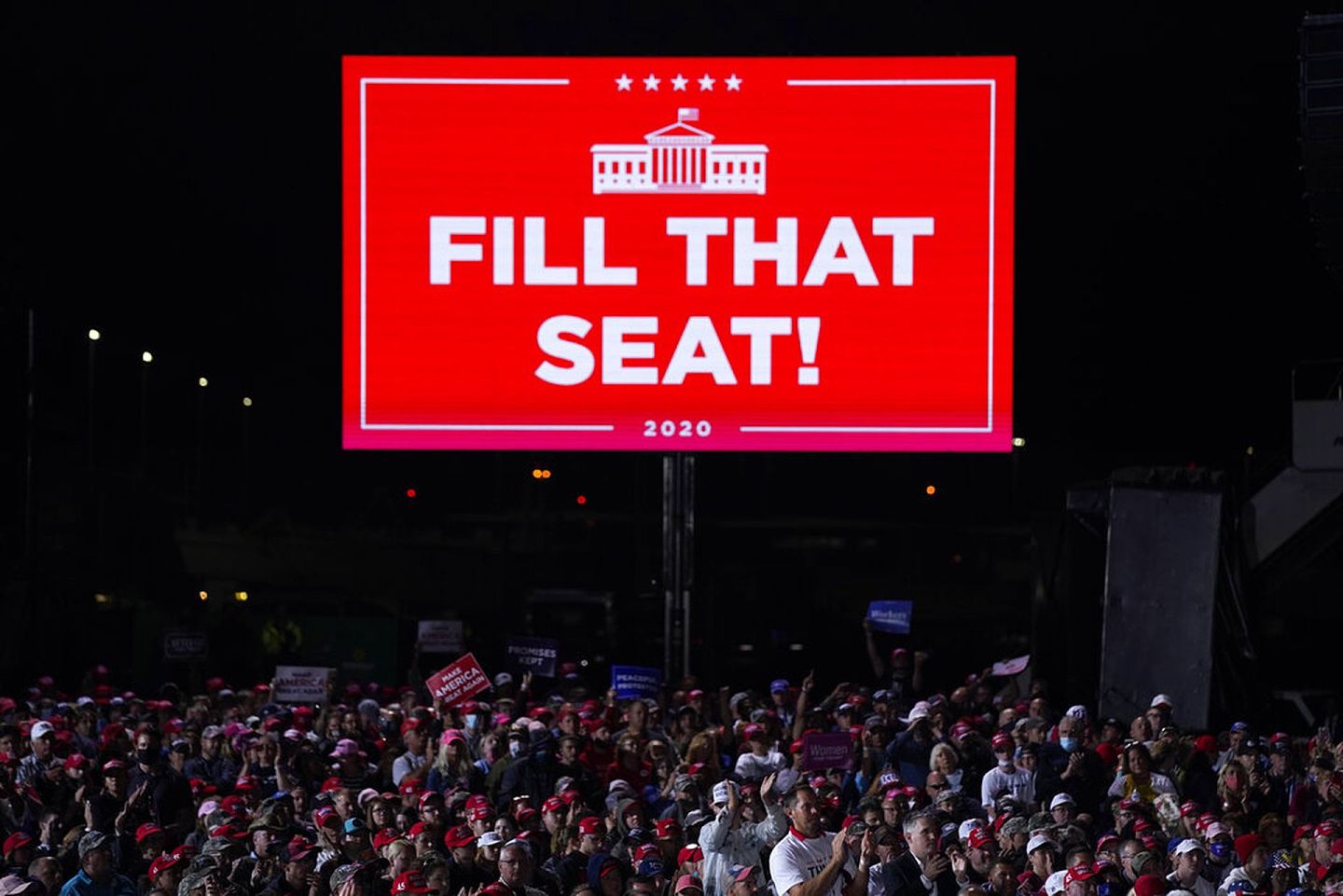 特朗普9月26日在宾夕法尼亚州的集会上，大屏幕上打出“填补席位”的标语。（美联社）