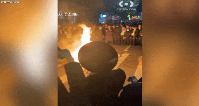 纽约街头爆发抗议活动，纵火封路！打砸华端口店家的24嫌犯被捕 - 1