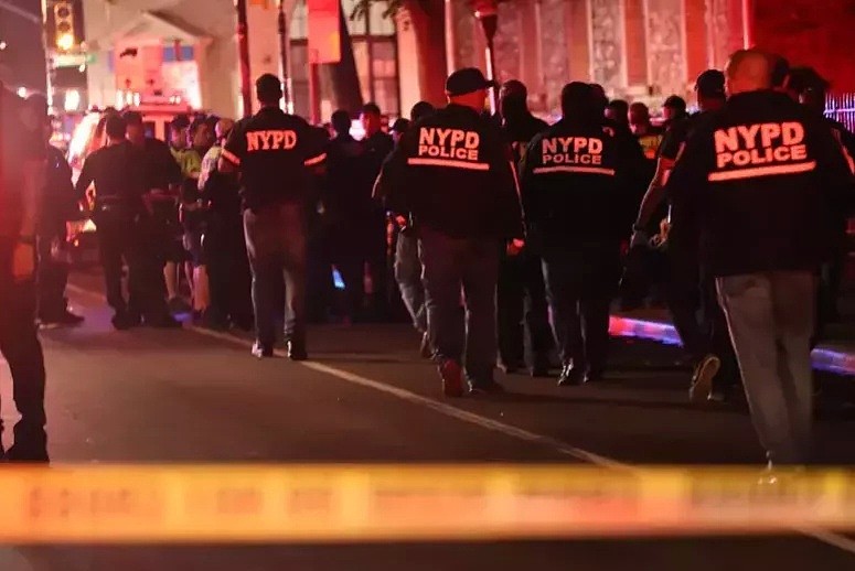纽约街头爆发抗议活动，纵火封路！打砸华端口店家的24嫌犯被捕 - 9