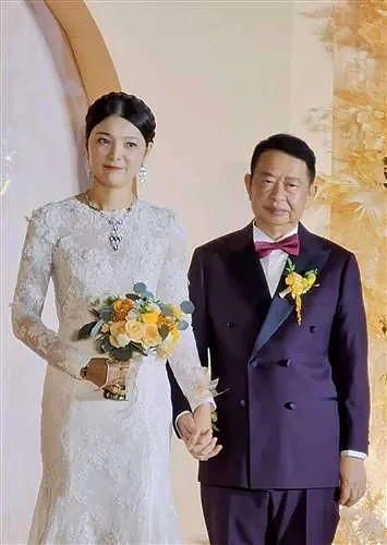 刷屏了！中国最大金矿63岁董事长娶38岁妻子，新娘：相信爱情（组图） - 1