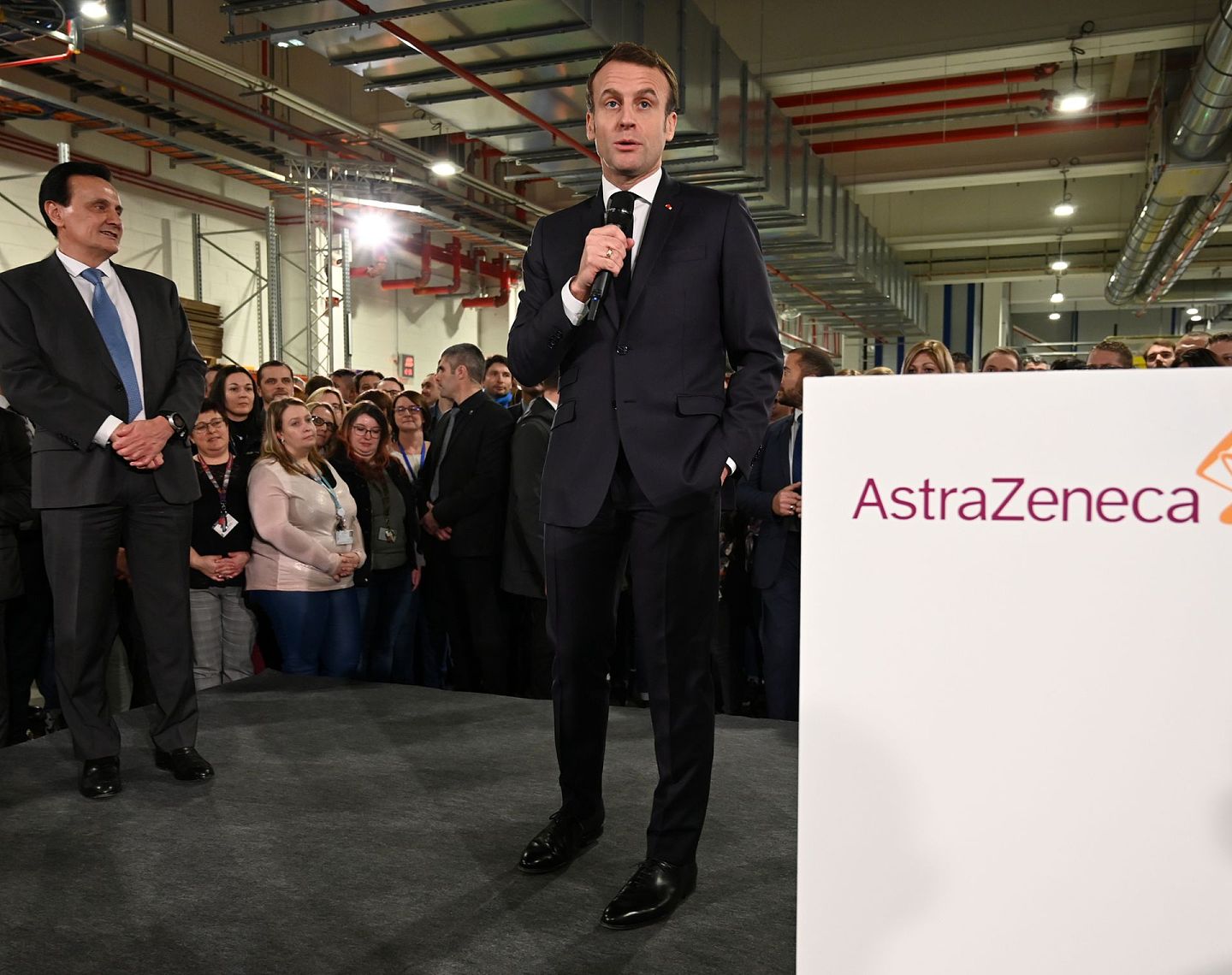 马克龙（Emmanuel Macron）与德国等国也已经订购了阿斯利康的疫苗。图为2020年1月20日，马克龙参观位于敦刻尔克的一家阿斯利康工厂并发表讲话。（Reuters）