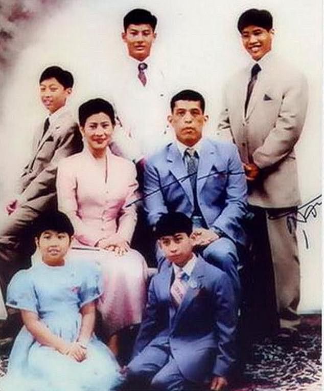 泰王37岁儿子病重入院，亿万富翁父亲只顾周旋后宫，没给过一分钱（组图） - 2