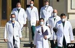 资料照片：白宫医师康利(中)和其他总统新冠病毒医疗团队成员准备在沃尔特·里德国家军事医疗中心回答记者提问。(2020年10月5日)