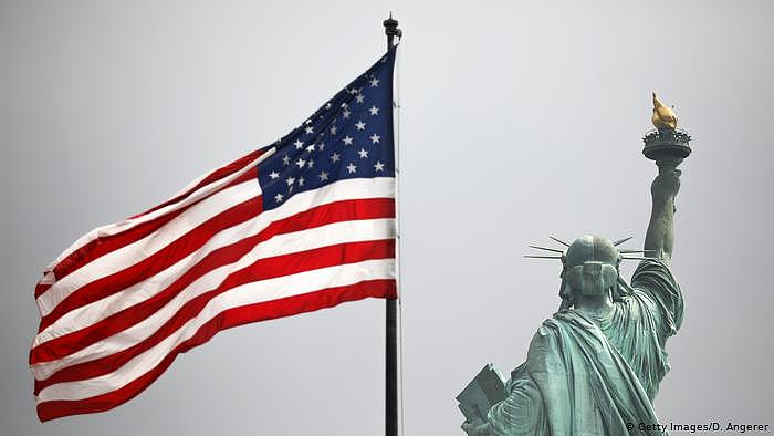 USA | Freiheitsstatue mit US-Flagge (Getty Images/D. Angerer)