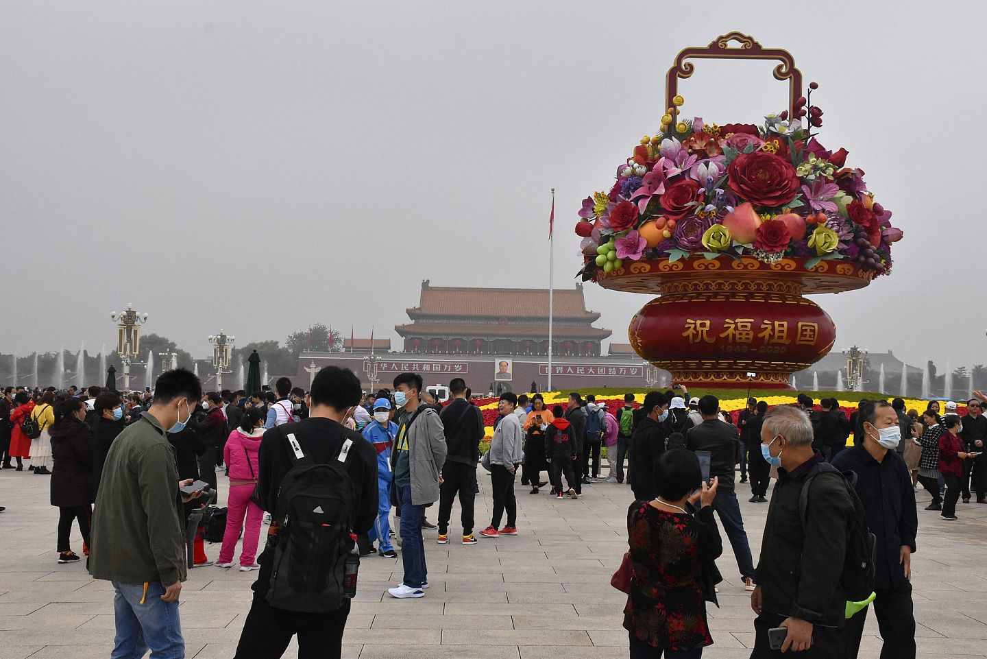 2020年10月1日，中国国庆中秋假期首日，天安门广场景区迎来客流高峰。（人民视觉）