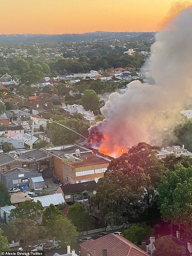 悉尼家具厂突发大火，超30名消防员出动！8人被撤离，当地路段已封闭（视频） - 4