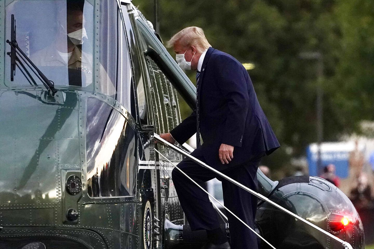 特朗普走上总统专机。（AP）