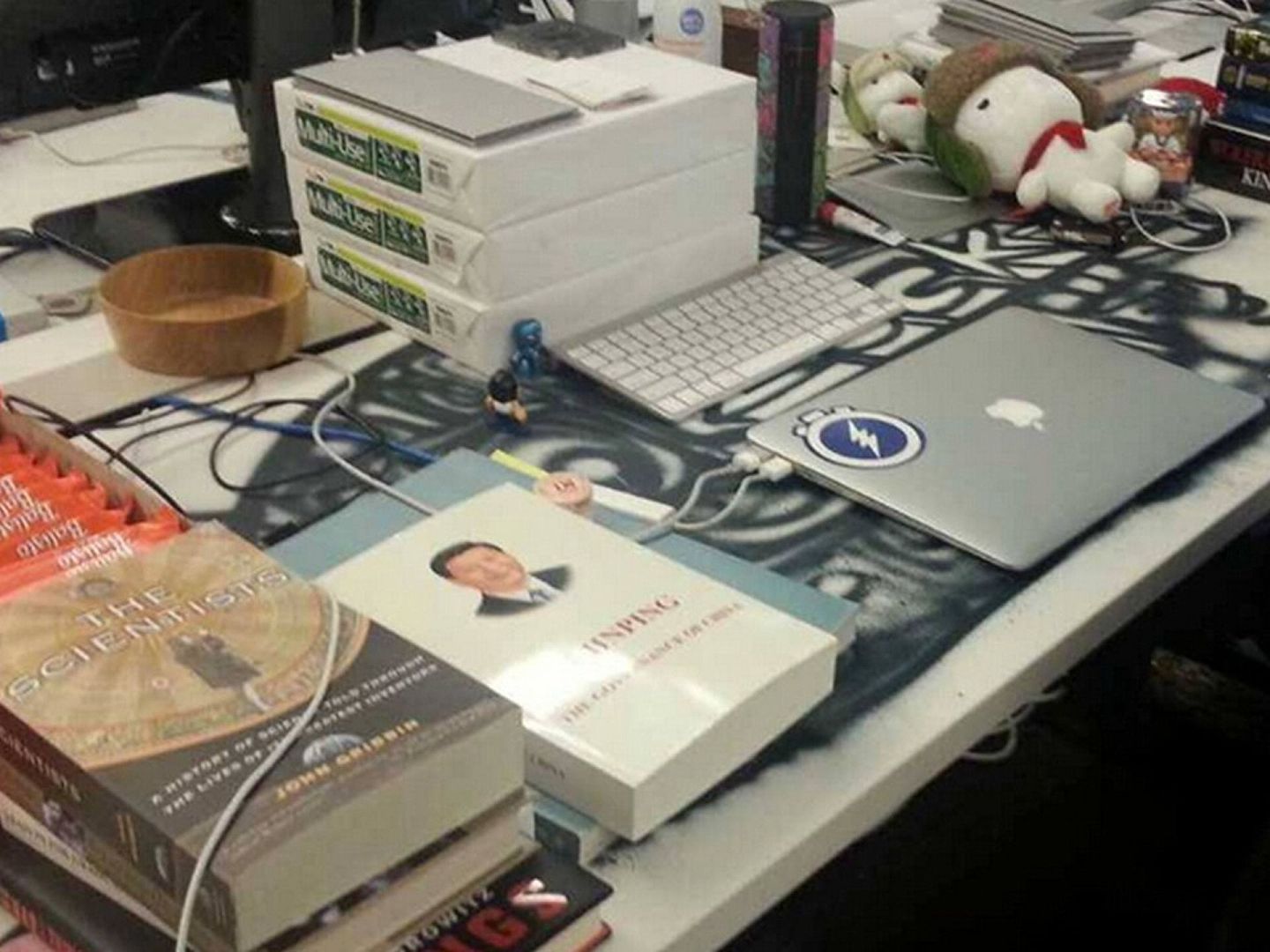 2014年12月8日，扎克伯格在脸书上晒出了办公桌照片，桌上的《习近平谈治国理政》（英文版）很是吸睛。（Facebook@Mark Zuckerberg）