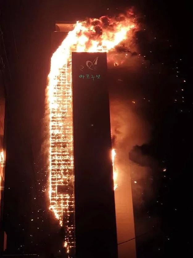 33层豪华公寓遭烈火吞噬，住户集体绝望逃上屋顶，民众哭泣围观！（视频/组图） - 1