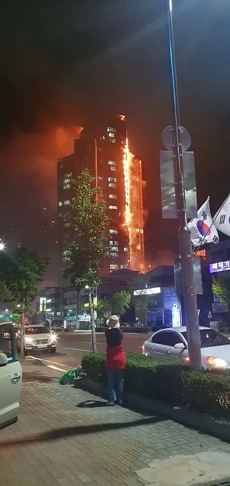 33层豪华公寓遭烈火吞噬，住户集体绝望逃上屋顶，民众哭泣围观！（视频/组图） - 6