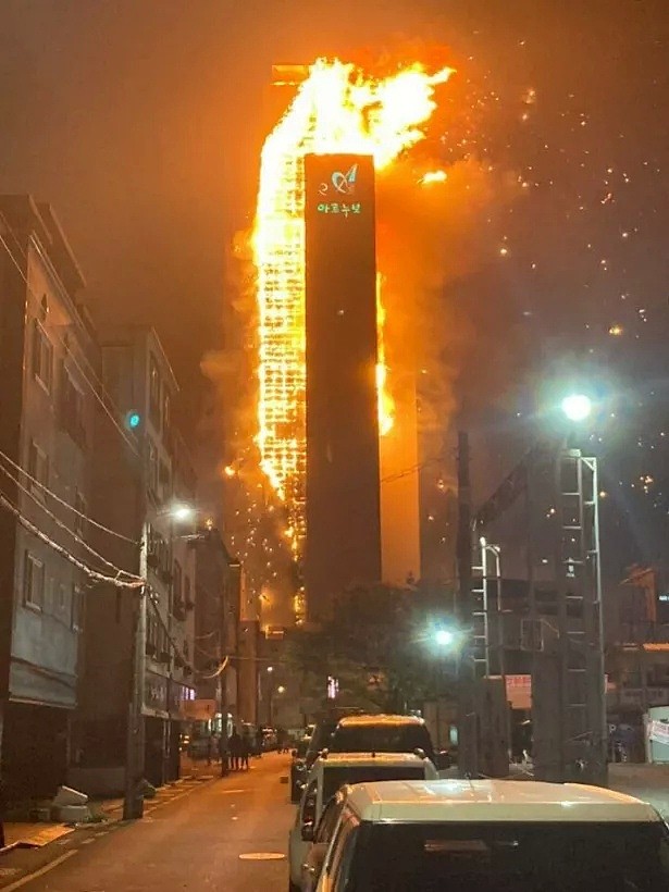 33层豪华公寓遭烈火吞噬，住户集体绝望逃上屋顶，民众哭泣围观！（视频/组图） - 3