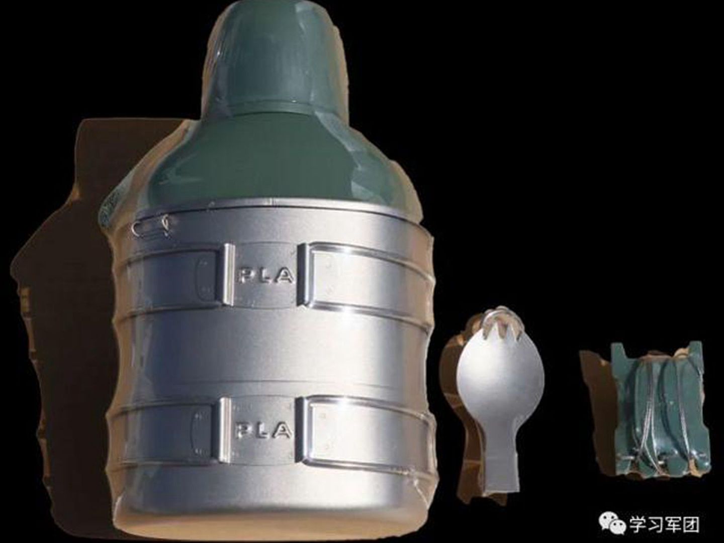 解放军针对极寒地区研发的多功能保温水壶。（微信@学习军团）