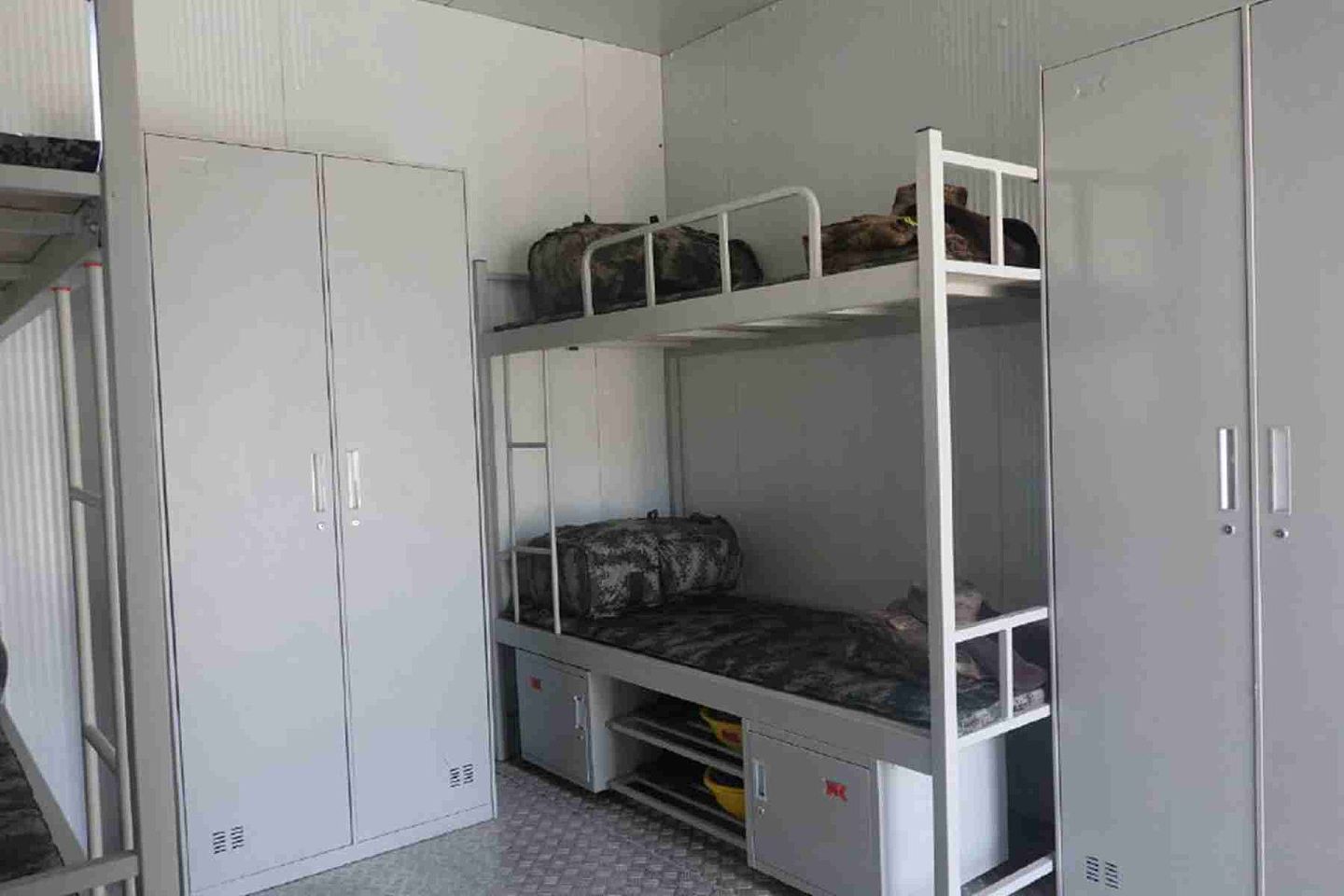 解放军新型方舱已在高原高寒地区配备使用，图为边防军人宿舍内部细节。（微博@学习军团）