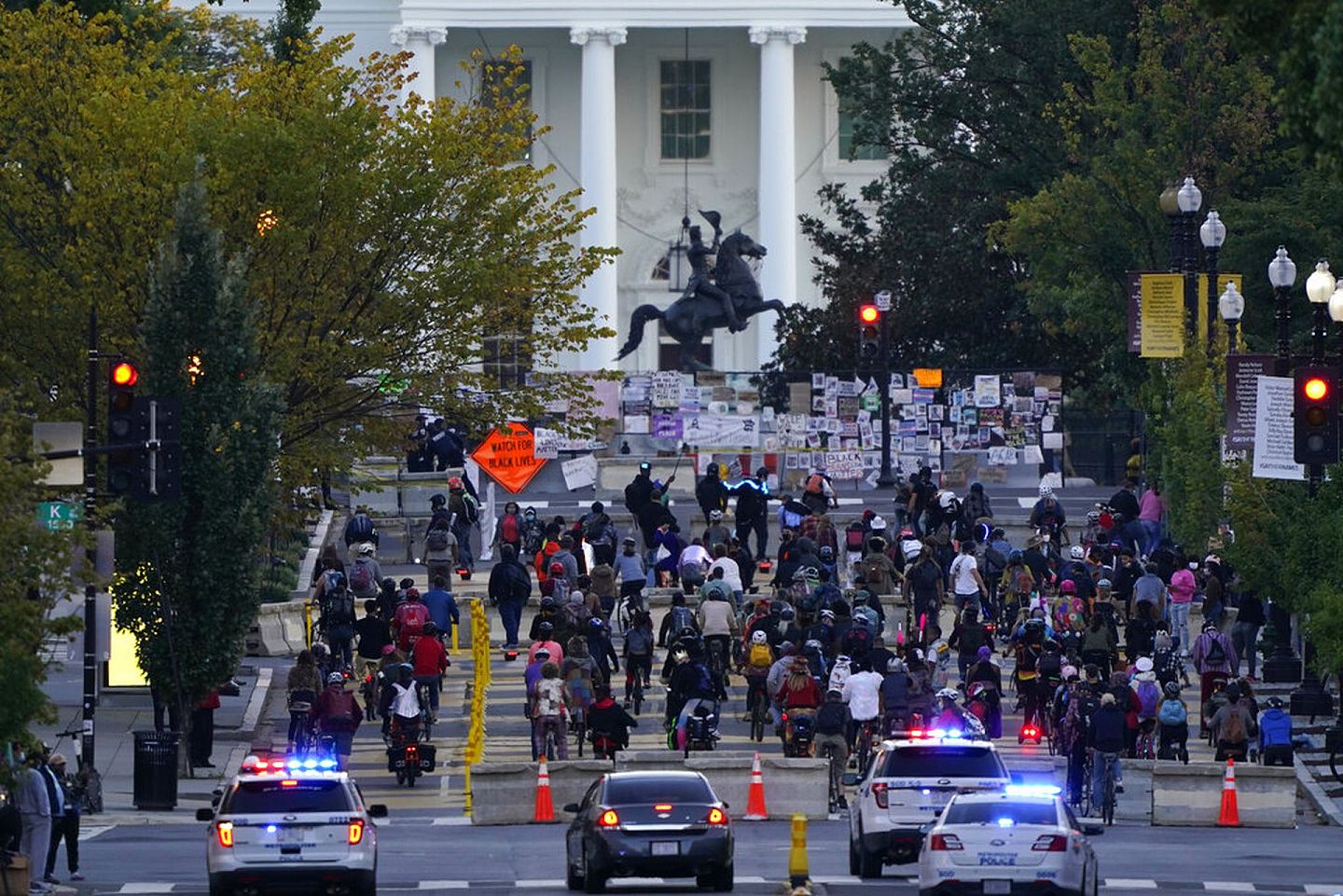 白宫外仍有“黑人的命也是命”（Black Lives Matter）示威者聚集。（美联社）