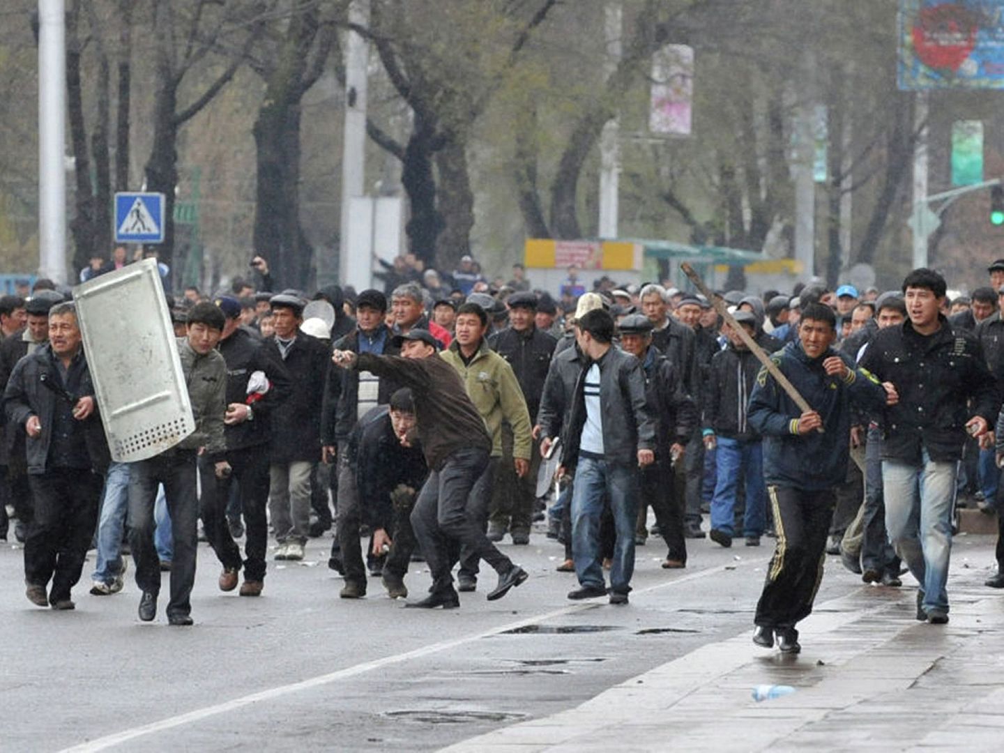 2010年吉尔吉斯斯坦再度爆发革命，大批反对者前往占领政府。（AFP）